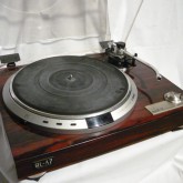 アナログ全盛時代のレコードプレーヤーです。当時の製品は量産モデルでもしっかりとしたつくりです。