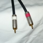 RCA プラグは CANARE 製のものに交換されています。