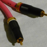 RCA プラグの拡大写真です。この価格帯の製品の中では非常にしっかりとした造りのプラグが採用されています。