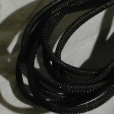 ケーブルは黒のメッシュジャケットを装備しています。