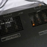 製品後部は真空管放熱のために一部開口されています。