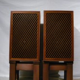 JBL の名ユニット LE8T 搭載。この組格子に思い出のある方も多いことでしょう。