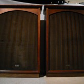 日本独自企画 ALTEC crescendo です。家具調の雰囲気あるデザインが特徴です。