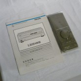取扱説明書とリモコンが付属しています。