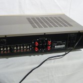 背面部です。スピーカー２系統、プリアウト端子など多彩な機能を有しています。