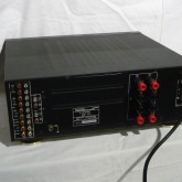 製品背面部です。多彩な入出力端子が装備されています。