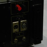 スピーカー出力はバナナ端子対応ジョンソンターミナル、入力はフォーン/XLR切選択式・各スルーアウト付です。