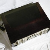 製品はウッドケースに収められています。ウッドケースには多少のダメージがあります。