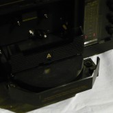 オートリバース機構はテープヘッドが回転するのではなく、テープが回転する独自のものです。
