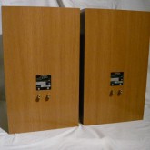 製品背面部です。ケーブルターミナルはシングルです。
