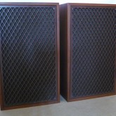 JBL 名フルレンジユニット LE8T を採用した名作です。組格子グリルは当時の格式を物語っているようです。