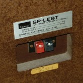 製品表示とケーブルターミナルの拡大写真です。