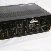製品背面部です。多彩な入力端子が装備されています。