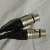 入力側(メス)は NEUTRIK NC-3FXX です。