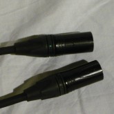 出力側(オス)は NEUTRIK NC-3MXX-B です。