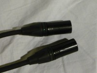 出力側(オス)は NEUTRIK NC-3MXX-B です。