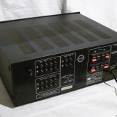 製品背面部です。端子類は年式を感じさせますが、良好なコンタクトを確保しています。
