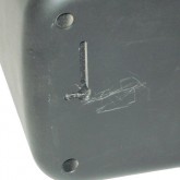 壁掛けの際などに利用できるポート周辺には写真のような傷があります。