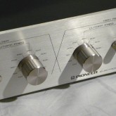 クロスポイントは可変式です。ご使用になるスピーカーの特性などによって最適なポイントをお選びください。