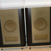 mitsubishi (DIATONE) 2S-305 は放送局などで採用されていた名モニターです。