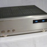200W+200W 、BTL接続でモノラル 480W を出力します。