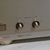 出力レベル可変が可能です。speaker A/B 切り替えスイッチも装備されています。