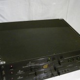 製品はキャビネットに納められています。