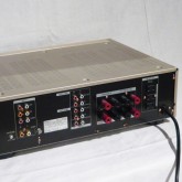 製品背面部です。端子類には多少の使用感があります。