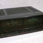 大きな VU メーターが目を引くデザインです。