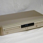 マランツのスリムデザインのCDプレーヤーです。