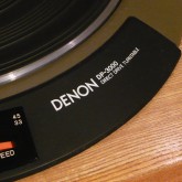 フォノモーターは DP-3000 です。この機種はクォーツロックではありません。