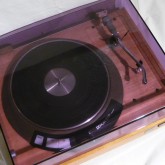 製品を上部から見た写真です。ダストカバーも良い状態が保たれています。