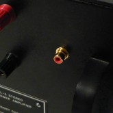 入力端子は RCA に交換されていますが、パネル部の加工なしに端子のみ交換されているため、いつでも元の LEMO に戻せます。
