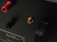 入力端子は RCA に交換されていますが、パネル部の加工なしに端子のみ交換されているため、いつでも元の LEMO に戻せます。