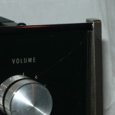 製品正面向かって右上、volume 右のガラスパネルにダメージがあります。