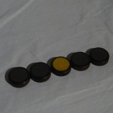 製品は５つの円柱状の形状をしています。