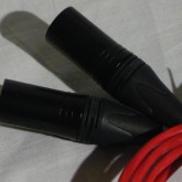 output 側は neutrik NC3MXX-B です。