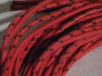線材はそれぞれ RED・RED/BLACK で識別されています。長さは 3.4m pair です。