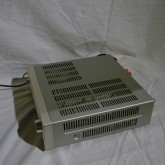 キャビネットには放熱孔が多く見られますが、発熱量は多くありません。