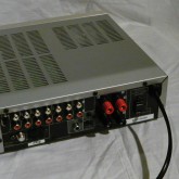 背面部です。レシーバーなので AM/FM アンテナ端子も配されています。