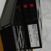 製品表示とケーブルターミナルの拡大写真です。