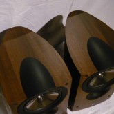 製品を上部から見た写真です。すべて曲線で構成され、定在波の影響を極力排除しています。