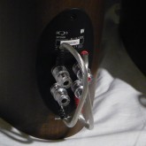 bi-wire は付属の専用ケーブルで接続されています。