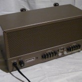 製品背面部です。オリジナルと同様に電源スイッチはありません。ACケーブルも着脱できません。