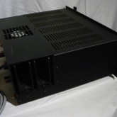 製品横部には空冷排気ダクトの部分があります。