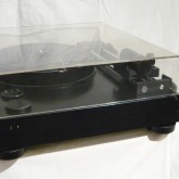 製品横部です。製品サイズは通常のロング・スイングアーム搭載プレーヤーほどです。