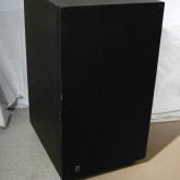 製品横部です。目立つ大きな傷などはありません。製品左下部に入力端子があります。