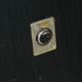 入力端子は製品側面に取り付けてある XLR 3pin です。