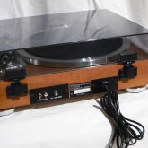 製品背面部です。phono 出力は RCA 端子です。