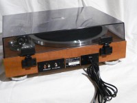 製品背面部です。phono 出力は RCA 端子です。